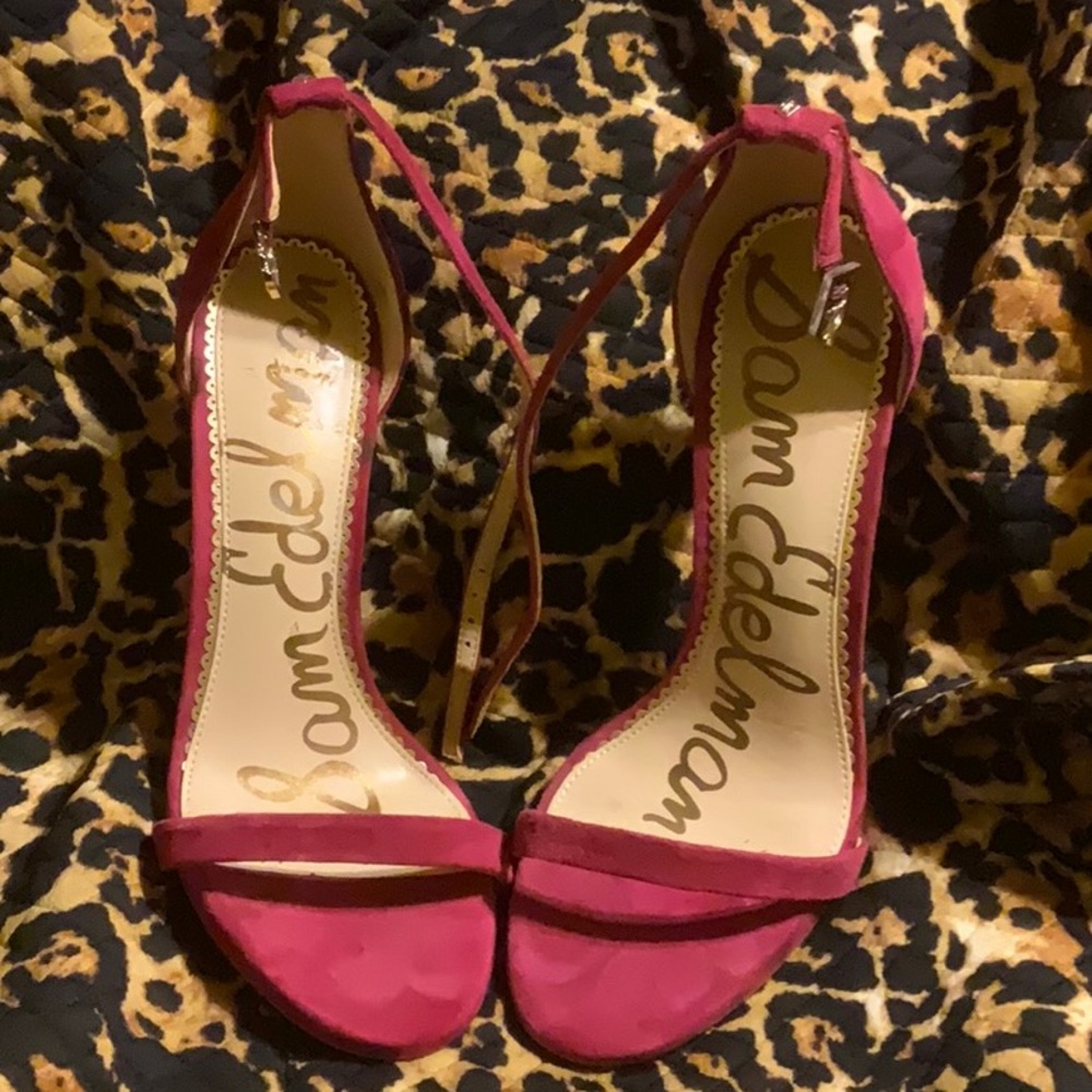 A nice fuchsia heel strap I’m going to say maybe 5 inches